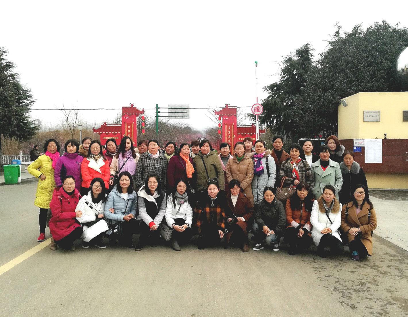 c7(中国)工会开展庆“三八”踏春赏梅活动